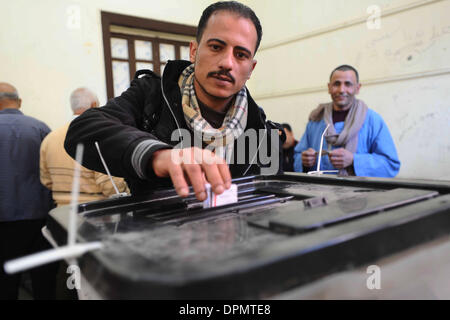 Kairo, Kairo, Ägypten. 15. Januar 2014. Ägypter stimmen ihre am zweiten Tag der Abstimmung über eine neue Verfassung am 15. Januar 2014 in Kairo. Ägypter fortgesetzt Stimmen in dem Verfassungsreferendum mit Wahlbeteiligung erwartet, sind der Schlüssel zu einem wahrscheinlich Präsidentschaftskandidatur von Armee Chef Abdel Fattah al-Sisi nach Zusammenstößen neun am Vortag Credit getötet: ZUMA Press, Inc./Alamy Live News Stockfoto
