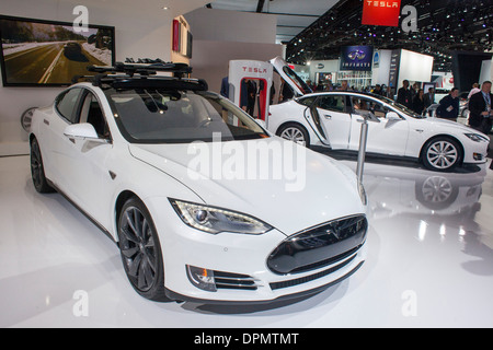 Detroit, Michigan - der Tesla Model S Elektro-Auto auf dem Display auf der North American International Auto Show. Stockfoto