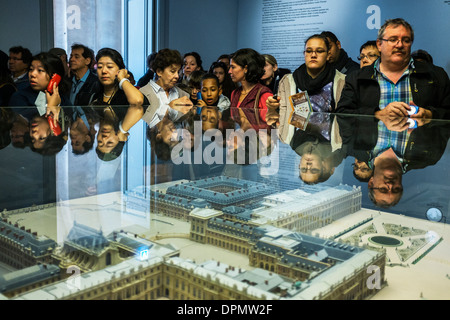 Besucher im Schloss von Versailles anzeigen ein architektonisches Modell des Gebäudes. Stockfoto