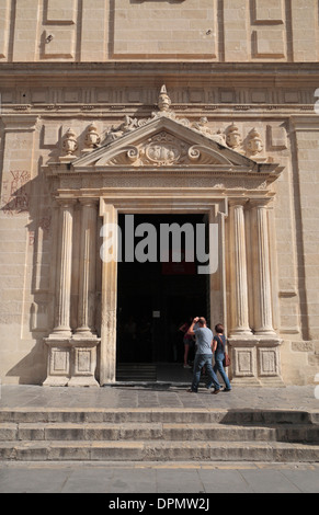 Der Eingang zum Heiligtum der Kathedrale, Sevilla Kathedrale (Catedral) Sevilla, Andalusien, Spanien. Stockfoto