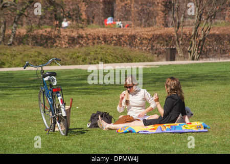 Menschen entspannen in Kongens Have (des Königs Garten) auf Schloss Rosenborg, Kopenhagen, Dänemark Stockfoto