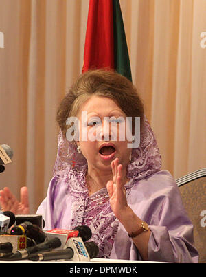 Savar, Bangladesch. 15. Januar 2014. 15. Januar 2014 - spricht während einer Pressekonferenz am 15. Januar 2014 in Dhaka Dhaka, Bangladesch - Bangladesh nationalistischen Partei Vorsitzende Khaleda Zia. Zia sagte, dass Bangladesch der Demokratie beraubt worden hat und es durch eine Bewegung wiederhergestellt werden muss. © Monirul Alam Monirul Alam/ZUMAPRESS.com/Alamy © Live-Nachrichten Stockfoto