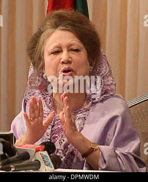 Savar, Bangladesch. 15. Januar 2014. 15. Januar 2014 - spricht während einer Pressekonferenz am 15. Januar 2014 in Dhaka Dhaka, Bangladesch - Bangladesh nationalistischen Partei Vorsitzende Khaleda Zia. Zia sagte, dass Bangladesch der Demokratie beraubt worden hat und es durch eine Bewegung wiederhergestellt werden muss. © Monirul Alam Monirul Alam/ZUMAPRESS.com/Alamy © Live-Nachrichten Stockfoto