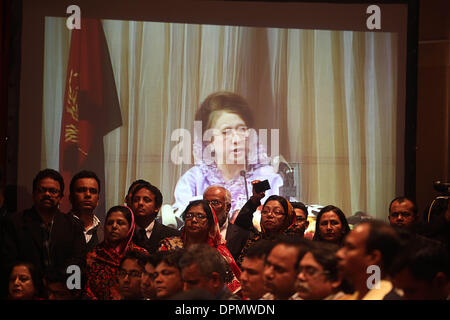 Savar, Bangladesch. 15. Januar 2014. 15. Januar 2014 - spricht während einer Pressekonferenz am 15. Januar 2014 in Dhaka Dhaka, Bangladesch - Bangladesh nationalistischen Partei Vorsitzende Khaleda Zia. Zia sagte, dass Bangladesch der Demokratie beraubt worden hat und es durch eine Bewegung wiederhergestellt werden muss. © Monirul Alam Monirul Alam/ZUMAPRESS.com/Alamy © Live-Nachrichten Stockfoto