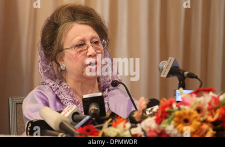 Savar, Bangladesch. 15. Januar 2014. 15. Januar 2014 - spricht während einer Pressekonferenz am 15. Januar 2014 in Dhaka Dhaka, Bangladesch - Bangladesh nationalistischen Partei Vorsitzende Khaleda Zia. Zia sagte, dass Bangladesch der Demokratie beraubt worden hat und es durch eine Bewegung wiederhergestellt werden muss. © Monirul Alam Monirul Alam/ZUMAPRESS.com/Alamy © Live-Nachrichten Stockfoto