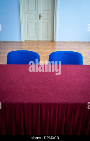 Blaue Stühle und Tisch mit schweren Burgunder Farbe Tischdecke in einem 50er Jahre kommunistische Stil Halle Stockfoto