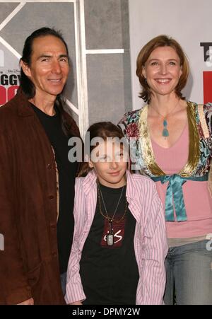 7. März 2006 - Hollywood, Kalifornien, USA - K43851KI. SHAGGY DOG-PREMIERE IM EL CAPITAN THEATRE IN HOLLYWOOD, CALIFORNIA.03-07-2006. KATHRYN INDIEK / 2006.BRENDA stark mit Ehemann TOM HENRI ADN ihre Tochter (Kredit-Bild: © Globe Photos/ZUMAPRESS.com) Stockfoto