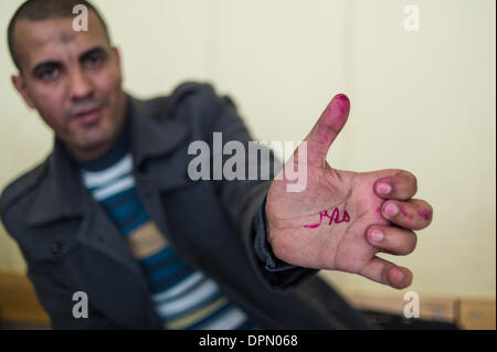 Kairo, Ägypten. 15. Januar 2014. Ein Mitarbeiter zeigt das arabische Wort "Ägypten" auf seine Handfläche in einem Wahllokal in Maadi, Kairo, Bezirkshauptstadt von Ägypten, am 15. Januar 2014 mit roter Tinte geschrieben. Ägypter beendet Mittwoch ihrer zweitägigen Abstimmung über das Land neuen Verfassungsentwurf, die weithin gilt als Meilenstein im politischen Übergang Ägyptens nach islamistischen Präsident Mohamed Morsi im Juli letzten Jahres gestürzt wurde. Bildnachweis: Pan-Chaoyue/Xinhua/Alamy Live-Nachrichten Stockfoto