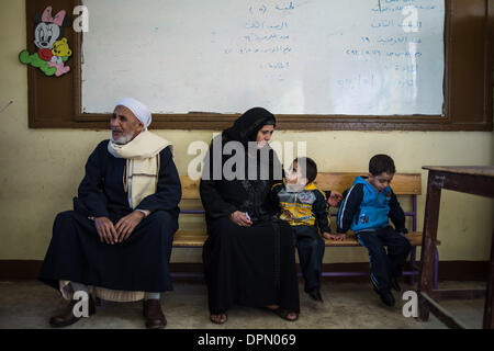 Kairo, Ägypten. 15. Januar 2014. Menschen warten, um ihre Stimmen in einem Wahllokal in Maadi, Kairo, Bezirkshauptstadt von Ägypten, am 15. Januar 2014. Ägypter beendet Mittwoch ihrer zweitägigen Abstimmung über das Land neuen Verfassungsentwurf, die weithin gilt als Meilenstein im politischen Übergang Ägyptens nach islamistischen Präsident Mohamed Morsi im Juli letzten Jahres gestürzt wurde. Bildnachweis: Pan-Chaoyue/Xinhua/Alamy Live-Nachrichten Stockfoto