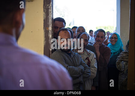 Kairo, Ägypten. 15. Januar 2014. Menschen warten, um ihre Stimmen in einem Wahllokal in Maadi, Kairo, Bezirkshauptstadt von Ägypten, am 15. Januar 2014. Ägypter beendet Mittwoch ihrer zweitägigen Abstimmung über das Land neuen Verfassungsentwurf, die weithin gilt als Meilenstein im politischen Übergang Ägyptens nach islamistischen Präsident Mohamed Morsi im Juli letzten Jahres gestürzt wurde. Bildnachweis: Pan-Chaoyue/Xinhua/Alamy Live-Nachrichten Stockfoto