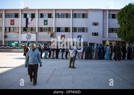 Kairo, Ägypten. 15. Januar 2014. Menschen Schlange stehen, um ihre Stimmen in einem Wahllokal in Maadi, Kairo, Bezirkshauptstadt von Ägypten, am 15. Januar 2014. Ägypter beendet Mittwoch ihrer zweitägigen Abstimmung über das Land neuen Verfassungsentwurf, die weithin gilt als Meilenstein im politischen Übergang Ägyptens nach islamistischen Präsident Mohamed Morsi im Juli letzten Jahres gestürzt wurde. Bildnachweis: Pan-Chaoyue/Xinhua/Alamy Live-Nachrichten Stockfoto