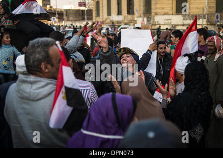 Kairo, Ägypten. 15. Januar 2014. Unterstützer der neuen Verfassungsentwurf und ägyptische Armee als Verteidigungsminister Abdel Fattah as-Sisi nehmen Teil an einer Demonstration in der Nähe von geschlossenen Tahrir-Platz in Kairo, die Hauptstadt von Ägypten, am 15. Januar 2014. Ägypter beendet Mittwoch ihrer zweitägigen Abstimmung über das Land neuen Verfassungsentwurf, die weithin gilt als Meilenstein im politischen Übergang Ägyptens nach islamistischen Präsident Mohamed Morsi im Juli letzten Jahres gestürzt wurde. Bildnachweis: Pan-Chaoyue/Xinhua/Alamy Live-Nachrichten Stockfoto