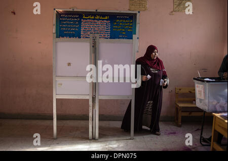 Kairo, Ägypten. 15. Januar 2014. Eine Frau wirft ihre Stimme in einem Wahllokal in Maadi, Kairo, Bezirkshauptstadt von Ägypten, am 15. Januar 2014. Ägypter beendet Mittwoch ihrer zweitägigen Abstimmung über das Land neuen Verfassungsentwurf, die weithin gilt als Meilenstein im politischen Übergang Ägyptens nach islamistischen Präsident Mohamed Morsi im Juli letzten Jahres gestürzt wurde. Bildnachweis: Pan-Chaoyue/Xinhua/Alamy Live-Nachrichten Stockfoto