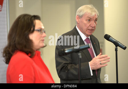 Berlin, Deutschland. 15. Januar 2014. Deutsche Arbeitsminister Andrea Nahles und Bund Deutscher Gewerkschaftsbund (DGB) Vorsitzende Michael Sommer machen eine Erklärung an die Presse nach ihren Gesprächen in Berlin, Deutschland, 15. Januar 2014. Foto: RAINER JENSEN/Dpa/Alamy Live-Nachrichten Stockfoto