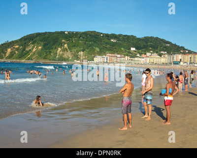 Schwimmer und Familien am Strand Zurriola im Gros Nachbarschaft von San Sebastian (Donostia), Baskenland, Spanien Stockfoto