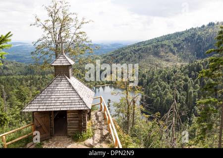 Meer See Kapelle Wald Berge Stockfoto