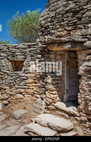 Eingang zu einem der Bories - alte steinerne Häuser in der Nähe von Gordes, Provence Frankreich Stockfoto