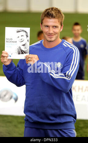 20. September 2006 - London, Vereinigtes Königreich - K49929.001740.DAVID BECKHAM. David Beckham Soccer Fertigkeiten Buch '' die es Real'' Start-David Beckham Academy, Greenwich, London, Vereinigtes Königreich 18.09.2006. MARK CHILTON - - Fotos (Kredit-Bild: © Globe Photos/ZUMAPRESS.com) Stockfoto