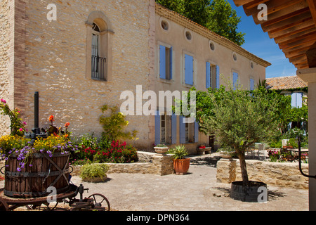 Innenhof des Les Carmes - Bed &amp; Breakfast in der Nähe von Isle-Sur-la-Sorgue, Provence Frankreich Stockfoto