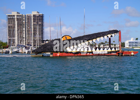 Miami Beach, Florida, Art Basel, riesiger Alligator, Barge, Biscayne Bay, Künstler, Kenneth Rowe, FL131231159 Stockfoto
