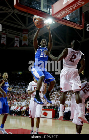 Fayetteville, Arkansas, USA. 14. Januar 2014. Kentucky Wildcats vorwärts Alex Poythress (22) gestaute zwei seiner 12 Punkte, die die UK-Bank ausbrechen wie Arkansas #13 Kentucky 87-85 in Überstunden auf Dienstag, 14. Januar 2014 in Fayetteville, AR. Fotos von Mark Cornelison besiegt verursacht | Personal © Lexington Herald-Leader/ZUMAPRESS.com/Alamy Live-Nachrichten Stockfoto