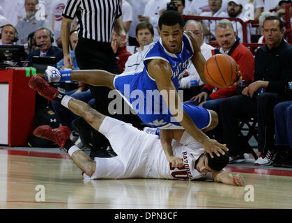 Fayetteville, Arkansas, USA. 14. Januar 2014. Kentucky Wildcats Guard Andrew Harrison (5) wurde von Arkansas Razorbacks herausgenommen Kikko Haydar (20) zu schützen, wie Arkansas #13 Kentucky 87-85 in Überstunden auf Dienstag, 14. Januar 2014 in Fayetteville, AR. Fotos von Mark Cornelison besiegt | Personal © Lexington Herald-Leader/ZUMAPRESS.com/Alamy Live-Nachrichten Stockfoto