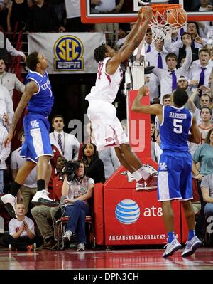 Fayetteville, Arkansas, USA. 14. Januar 2014. Arkansas Razorbacks bewachen Michael Qualls (24) eingeklemmt in das Spiel gewinnt, wie Arkansas Kentucky #13 87-85 in Überstunden auf Dienstag, 14. Januar 2014 in Fayetteville, AR. Fotos von Mark Cornelison besiegt | Personal © Lexington Herald-Leader/ZUMAPRESS.com/Alamy Live-Nachrichten Stockfoto