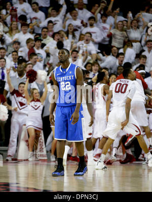 Fayetteville, Arkansas, USA. 14. Januar 2014. Kentucky Wildcats vorwärts Alex Poythress (22) ein wenig wie die Fans verwelkt verrückt wie Arkansas Kentucky #13 87-85 in Überstunden auf Dienstag, 14. Januar 2014 in Fayetteville, AR. Fotos von Mark Cornelison besiegt | Personal © Lexington Herald-Leader/ZUMAPRESS.com/Alamy Live-Nachrichten Stockfoto