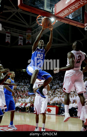 Fayetteville, Arkansas, USA. 14. Januar 2014. Kentucky Wildcats vorwärts Alex Poythress (22) gestaute zwei seiner 12 Punkte, die die UK-Bank ausbrechen wie Arkansas #13 Kentucky 87-85 in Überstunden auf Dienstag, 14. Januar 2014 in Fayetteville, AR. Fotos von Mark Cornelison besiegt verursacht | Personal © Lexington Herald-Leader/ZUMAPRESS.com/Alamy Live-Nachrichten Stockfoto