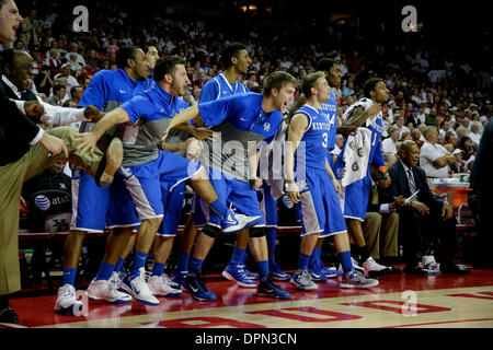 Fayetteville, Arkansas, USA. 14. Januar 2014. Kentucky Wildcats vorwärts Alex Poythress (22) gestaute zwei seiner 12 Punkte, die die UK-Bank ausbrechen wie Arkansas #13 Kentucky 87-85 in Überstunden auf Dienstag, 14. Januar 2014 in Fayetteville, AR. Fotos von Mark Cornelison besiegt verursacht | Personal © Lexington Herald-Leader/ZUMAPRESS.com/Alamy Live-Nachrichten Stockfoto