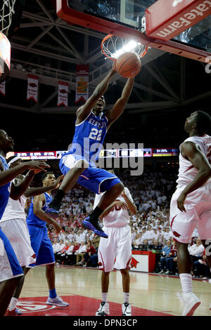 Fayetteville, Arkansas, USA. 14. Januar 2014. Kentucky Wildcats vorwärts Alex Poythress (22) gestaute zwei seiner 12 Punkte, die die UK-Bank ausbrechen wie Arkansas #13 Kentucky 87-85 in Überstunden auf Dienstag, 14. Januar 2014 in Fayetteville, AR. Fotos von Mark Cornelison besiegt verursacht | Personal © Lexington Herald-Leader/ZUMAPRESS.com/Alamy Live-Nachrichten Stockfoto