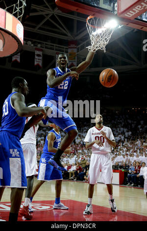 Fayetteville, Arkansas, USA. 14. Januar 2014. Kentucky Wildcats vorwärts Alex Poythress (22) gestaute zwei seiner 12 Punkte, die die UK-Bank ausbrechen wie Arkansas #13 Kentucky 87-85 in Überstunden auf Dienstag, 14. Januar 2014 in Fayetteville, AR. Fotos von Mark Cornelison besiegt verursacht | Personal © Lexington Herald-Leader/ZUMAPRESS.com/Alamy Live-Nachrichten Stockfoto