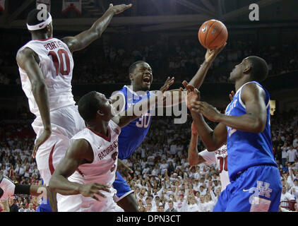 Fayetteville, Arkansas, USA. 14. Januar 2014. Kentucky Wildcats vorwärts Julius Randle (30) bekam um stieß, wie auf der Spur Heatley Arkansas Kentucky #13 87-85 in Überstunden auf Dienstag, 14. Januar 2014 in Fayetteville, AR. Fotos von Mark Cornelison | Personal © Lexington Herald-Leader/ZUMAPRESS.com/Alamy Live-Nachrichten Stockfoto