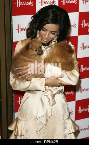 28. Dezember 2006 - London, Vereinigtes Königreich - Mark Chilton-.com-12-28-2006 001837..EVA LONGORIA... Harrods Januar Verkauf Öffnung-Harrods, Knightbridg, London, Vereinigtes Königreich... K51184 (Kredit-Bild: © Globe Photos/ZUMAPRESS.com) Stockfoto