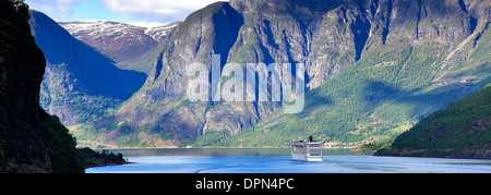 Kreuzfahrtschiff MSC Orchestra, Hafen von der Stadt von Flam, Aurlandsfjorden Fjord, Norwegen, Skandinavien, Europa. Stockfoto