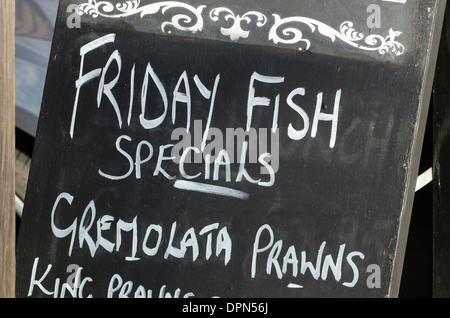 Tafel vor einem Restaurant Werbung Freitag Fischspezialitäten, England. Stockfoto