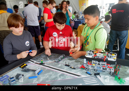 Miami Florida, Homestead, Speedway, DARPA Robotics Challenge Trials, Roboter, Roboter, Ausstellungsausstellung Sammlung Student Studenten junge Jungen, männlich Kind Kinder ch Stockfoto