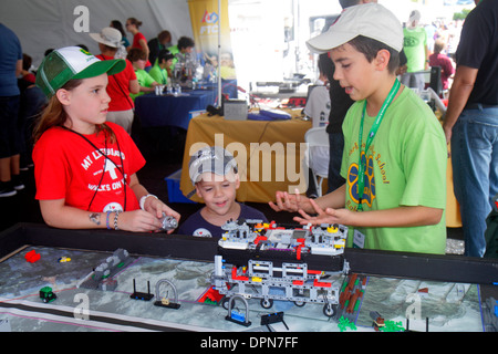 Miami Florida, Homestead, Speedway, DARPA Robotics Challenge Trials, Roboter, Roboter, Ausstellungsausstellung Sammlung Student Studenten junge Jungen, männlich Kind Kinder ch Stockfoto