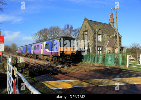 Northern Rail Diesel mehrere Einheit 150144 Durchgänge der ehemaligen Kreuzung Tierpfleger Hütte auf ein UN-bemannte Bahnübergang Lancs Stockfoto