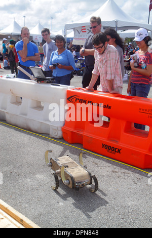 Miami Florida, Homestead, Speedway, DARPA Robotics Challenge Trials, Ausstellung Sammlung Studenten asiatische Frau weibliche Frauen, Betrieb, rem Stockfoto