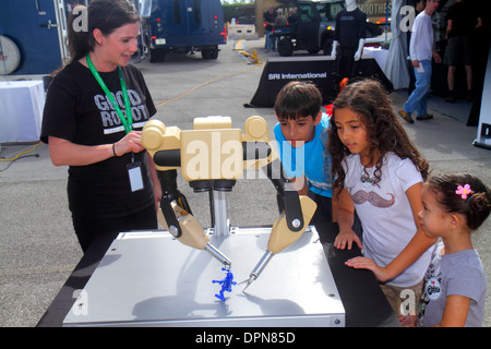 Miami Florida, Homestead, Speedway, DARPA Robotics Challenge Trials, ferngesteuert, Roboter, Roboter, Arme, abholen, Frau weibliche Frauen, erklären, Jungen Stockfoto