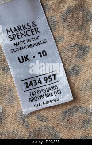 Label in Damenbekleidung - Marks & Spencer Made in the Slovakia Republic UK 10 - verkauft in Großbritannien, Großbritannien Stockfoto
