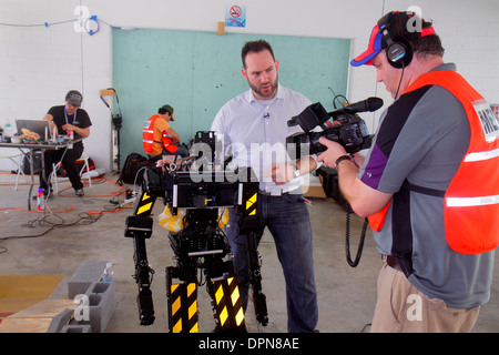 Miami Florida, Homestead, Speedway, DARPA Robotics Challenge Trials, ferngesteuert, Roboter, Roboter, Ingenieur, erklären, demonstrieren, Journalist, Reporter, Stockfoto