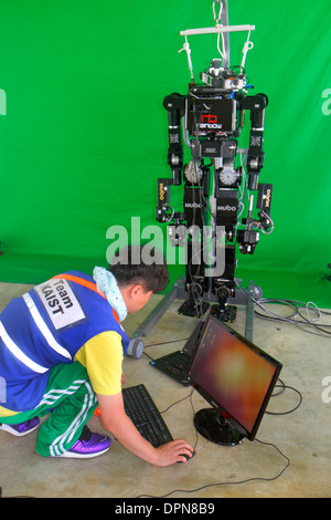 Miami Florida, Homestead, Speedway, DARPA Robotics Challenge Trials, ferngesteuert, Roboter, Roboter, Mann Männer, Student Studenten Technik, Mann Männer männlich Stockfoto