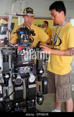 Miami Florida, Homestead, Speedway, DARPA Robotics Challenge Trials, ferngesteuert, Roboter, Roboter, Mann Männer, Student Studenten Technik, Mann Männer männlich Stockfoto