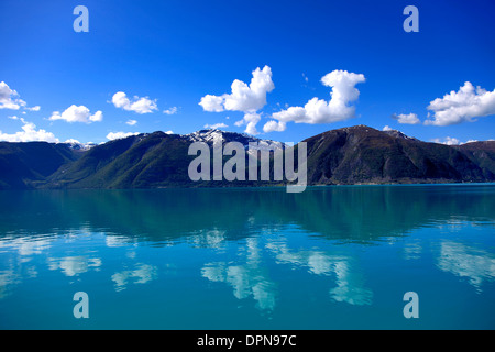 Reflexionen der Berge rund um Sognefjorden Fjord, Norwegen, Skandinavien, Europa. Stockfoto