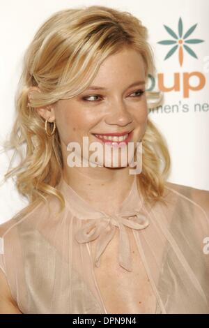 27. April 2006 - Beverly Hills, Kalifornien, USA - AMY SMART-. STEP UP WOMEN ES NETWORK INSPIRATION AWARDS-. BEVERLY HILTON HOTEL, BEVERLY HILLS, KALIFORNIEN -.04-27-2006-. NINA PROMMER / 2006.K47636NP (Kredit-Bild: © Globe Photos/ZUMAPRESS.com) Stockfoto