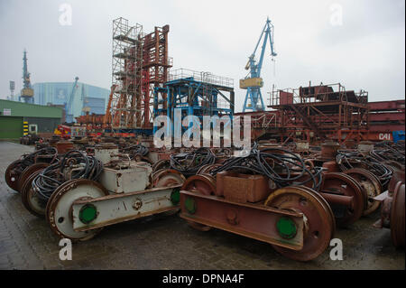 Stralsund, Deutschland. 14. Januar 2014. Wagen für das Schiffshebewerk sitzen auf dem Gelände des Kais P S Werft Volkswerft in Stralsund, Deutschland, 14. Januar 2014. Die Werft ist für neue Investoren geräumt, nachdem das Unternehmen Insolvenz angemeldet. Foto: STEFAN SAUER/Dpa/Alamy Live News Stockfoto