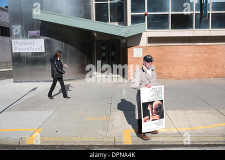 Boston, Massachusetts, USA. 15. Januar 2014. Demonstrant Ray steht rechtlich hinter der 35-Fuß-Pufferzone, gekennzeichnet durch eine gemalte gelbe Linie auf dem Bürgersteig vor einem Planned Parenthood in Boston, Massachusetts. Der US Supreme Court hört Argumente in einem Fall, die Frage der Verfassungsmäßigkeit von Pufferzonen um Abtreibungskliniken. Bildnachweis: Nicolaus Czarnecki/ZUMAPRESS.com/Alamy Live-Nachrichten Stockfoto