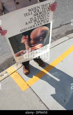 Boston, Massachusetts, USA. 15. Januar 2014. Demonstrant Ray steht rechtlich hinter der 35-Fuß-Pufferzone, gekennzeichnet durch eine gemalte gelbe Linie auf dem Bürgersteig vor einem Planned Parenthood in Boston, Massachusetts. Der US Supreme Court hört Argumente in einem Fall, die Frage der Verfassungsmäßigkeit von Pufferzonen um Abtreibungskliniken. Bildnachweis: Nicolaus Czarnecki/ZUMAPRESS.com/Alamy Live-Nachrichten Stockfoto